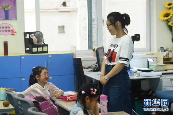 张庭老公与神秘女子当众拥抱,女子激动抹泪痛哭_CN2服务器价格