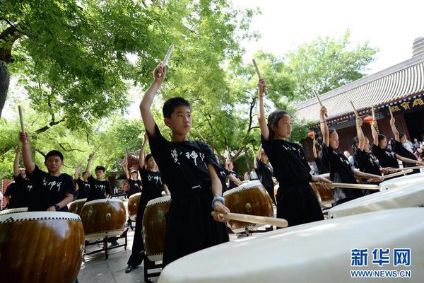 七旬夫妻养猪开垦撂荒地种30亩丹参，守着大山也要把日子过红火