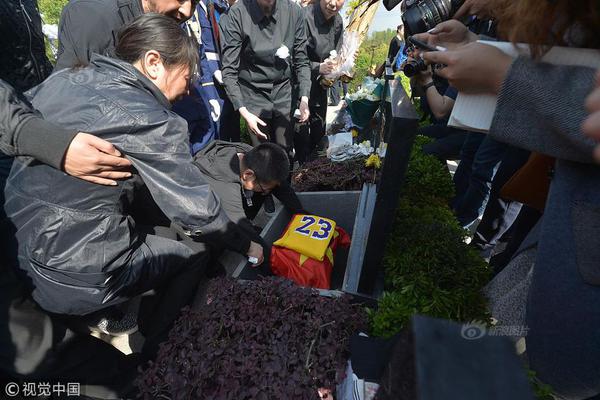 关晓彤出游连头发丝都遮住