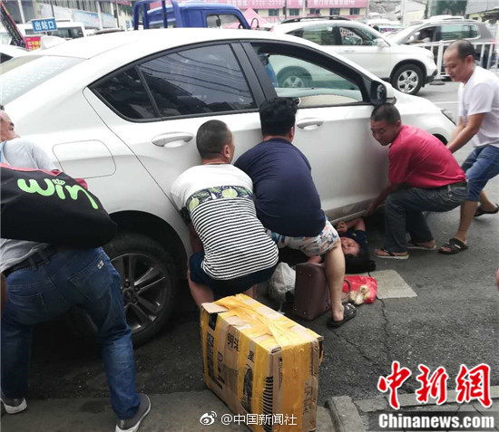 关晓彤出游连头发丝都遮住_挂机宝代码服务器