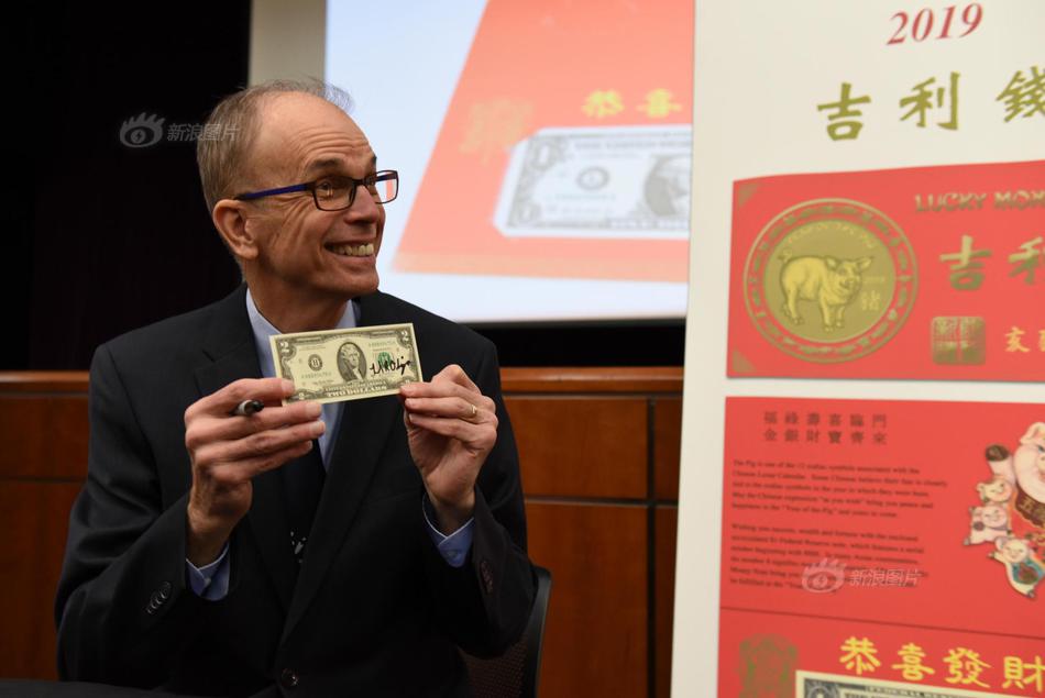 行李箱砸向老人一瞬间 小伙一把截住_挂机宝远程桌面