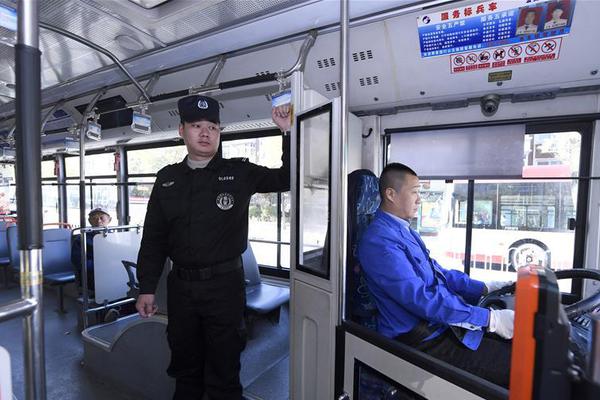 贾乃亮王源杨超越同逛公园 露半张脸比耶默契足